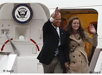CORRECTS NAME OF THE WOMAN - U.S. Vice President Joseph Biden and his granddaughter Naomi Biden wave after arriving at the Capital International Airport in Beijing, China, Wednesday, Aug. 17, 2011. Chinese commentators are marking a visit by Biden by offering a struggling United States advice: Stop flooding your economy with cheap credit. (Foto:Alexander F. Yuan/AP/dapd)