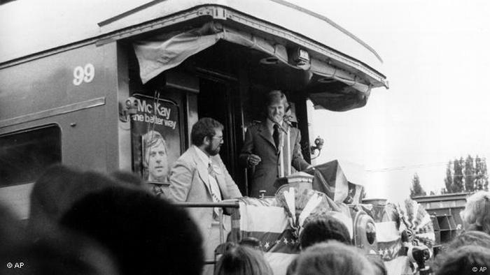 Robert Redford spricht in Florida bei der Promotiontour zum Film 'Der Kandidat' von einem Wagen vor Publikum.