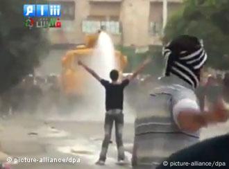 Syrische Demonstranten trotzen den Sicherheitskräften in Hama im August 2011 (Foto: EPA)