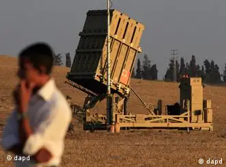 An ultra-orthodox Jewish man is seen next to the Iron Dome missile defense system deployed in Ashkelon, southern Israel, Saturday, Aug. 20, 2011. (Foto:Tsafrir Abayov/AP/dapd)
