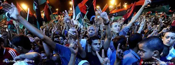 epa02876739 People celebrate the capture in Tripoli of Moammar Gadhafi's son and one-time heir apparent, Seif al-Islam, at the rebel-held town of Benghazi, Libya, early on 22 August 2011. Libyan rebels raced into Tripoli in a lightning advance on 21 August 2011 that met little resistance as Muammar Gaddafi's defenders melted away and his 42-year rule appeared to rapidly crumble. The euphoric fighters celebrated with residents of the capital in the city's main square, the symbolic heart of the regime. EPA/STR +++(c) dpa - Bildfunk+++