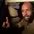 سیف‌الاسلام قذافی در برابر هتلی در طرابلس