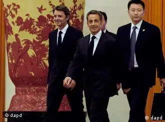French President Nicolas Sarkozy, center, arrives for a meeting with Chinese President Hu Jintao at the Great Hall of the People in Beijing Thursday, Aug. 25, 2011. Sarkozy has made a short stop in Beijing to discuss the economic woes hitting the world with his Chinese counterpart. (Foto:Goh Chai Hin, Pool/AP/dapd)