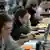 Eine Reihe Studierender sitzen nebeneinander und lernen augenscheinlich sehr intensiv (Foto: dpa)