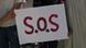 Sirijski prosvjednici nose transparent s natpisom "S.O.S." Sirijski prosvjednici nose transparent s natpisom "S.O.S."