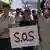 Sirijski prosvjednici nose transparent s natpisom "S.O.S."