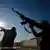 Rebellen zielen bei Straßenkämpfen in Tripolis mit ihren Gewehren (Foto: pa/dpa)