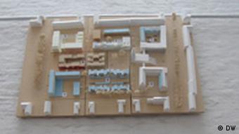 Das Architekturmodell der Baugruppe hängt über der Tür im Büro von Thomas Luczak (Foto: DW)