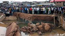 Residents watch the remains of a collapsed bridge following a heavy down pour last week in Ibadan, Nigeria , Friday, Sept 2, 2011. Flash flooding across Nigeria's southwest killed at least 102 people in the last week, the country's Red Cross said .Some 1,500 people remain displaced by the torrential downpours, officials said.The major flood hit hardest in Oyo state's capital of Ibadan. Heavy rains there on Friday made a local dam overflow, sending water crashing through the informal settlements surrounding the city. The water also damaged three bridges in the area, trapping people in their neighborhoods. (Foto:Sunday Alamba/AP/dapd)