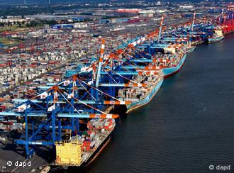 Containerschiffe liegen am Kai (Foto: dapd)