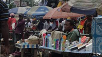 Straßenverkäufer in Douala, Kamerun (Foto: Aya Bach)