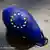 Ein fast leerer Luftballon mit dem Zeichen der Europäischen Union liegt in einer Pfütze (Foto: dpa)