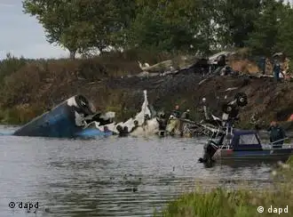 Rescuers work at the crash site of Russian Yak-42 jet near the city of Yaroslavl, on the Volga River about 150 miles (240 kilometers) northeast of Moscow, Russia, Wednesday, Sept. 7, 2011. The Yak-42 jet carrying a top ice hockey team crashed while taking off Wednesday in western Russia. The Russian Emergency Situations Ministry said the plane was carrying the Lokomotiv ice hockey team from Yaroslavl.(Foto:Misha Japaridze/AP/dapd)
