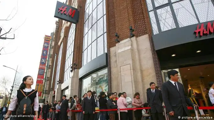 The citizens queue to buy clothes at the gate of a newly-opened store of Swedish giant H&M on April 12, 2007 in Shanghai, China. Hennes & Mauritz (H&M), the largest clothing and cosmetics retailer in Sweden, will open its first store in Shanghai on April 12, 2007. (Photo by Yang Lei/ChinaFotoPress) +++(c) dpa - Report+++