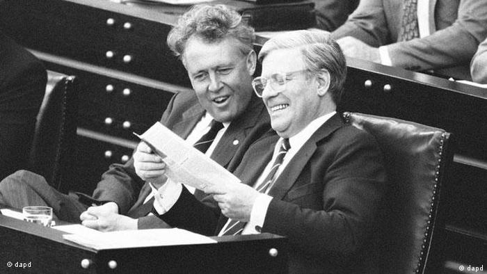 Hans Apel y el entonces canciller alemán Helmut Schmidt, en el Parlamento alemán.