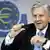 Trichet gestikuliert während seiner Pressekonferenz, im Hintergrund ein Euro-Zeichen(Foto:Michael Probst/AP/dapd)