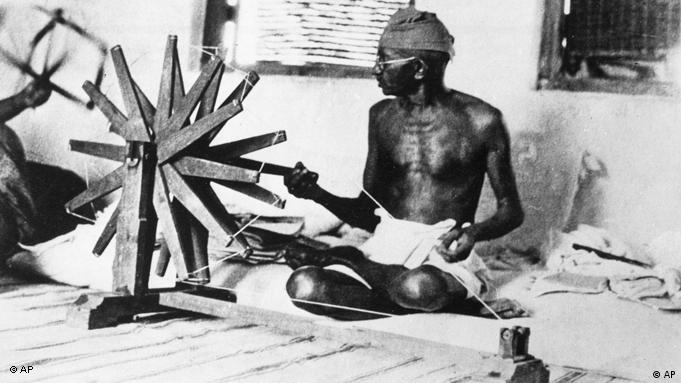 Gandhi arbeitet an seinem Spinnrad, 1931 (AP Photo)