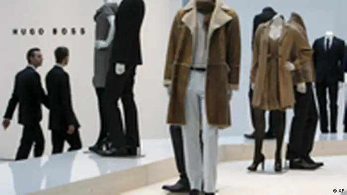 来自德国麦琴根(Metzingen)的Hugo BOSS是德国的经典品牌，也是世界知名奢侈品牌，主营男女服装、香水、手表、及其它配件。第一款BOSS香水于1993年推出。HUGO BOSS沿袭欧洲风格，又带有浓郁的德国情调。除男装以外，HUGO BOSS还开发出了女装系列。