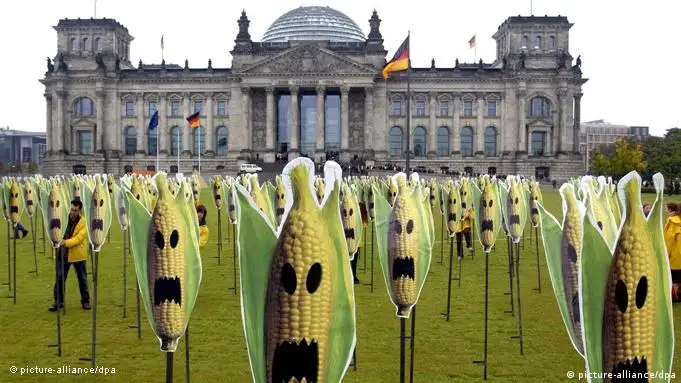 Flash-Galerie 40 Jahre Greenpeace Protest mit Maiskolben Gentechnik 2003 Berlin