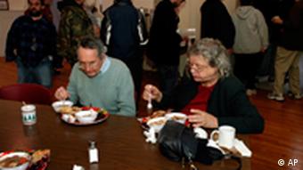Menschen in Suppenküche für Arme (Archivfoto: AP/dapd)