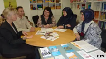 Türkischer Elternverein bei einer Besprechung (Foto: DW)