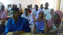 Wer hat das Bild gemacht?: Salissou Boukari Wann wurde das Bild gemacht?: 19.5.2011 Wo wurde das Bild aufgenommen?: Tahoua / Niger Bildbeschreibung: Bei welcher Gelegenheit / in welcher Situation wurde das Bild aufgenommen? Wer oder was ist auf dem Bild zu sehen? Erster Schultag für Oberschüler in Tahoua, Republik Niger.