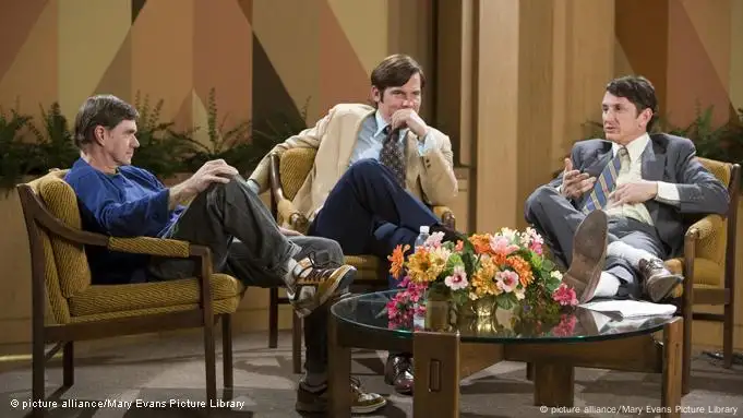 Eine Drehpause während des Films MILK: GUS VAN SANT mit den Darstellern JOSH BROLIN, SEAN PENN (Foto: Mary Evans Picture Library)