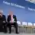 Finanzminister Schäuble (l.) und Euro-Gruppen-Chef Juncker auf Stühlen vor blauer Wand (Foto: AP/dapd)