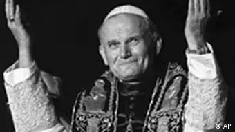 Nachdem Papst Johannes Paul I. (Albino Luciani) nach nur 33 Tagen im Amt gestorben war, wählte die Konklave Karol Wojtyla am 16. Oktober 1978 zum Nachfolger (hier nach seiner Wahl)