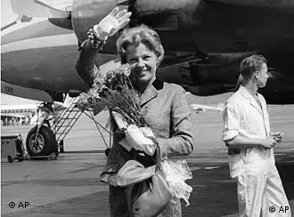 Hilde Krahl auf dem Flughafen Tempelhof in West-Berlin (1961)