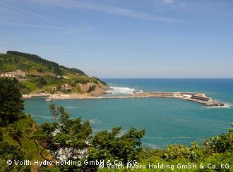 La bahía de Mutriku, con su dique.