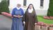Schwester Regina und Schwester Katharina vor dem Kloster Zweifall (Foto: DW/Christina Beyert) Schwester Regina und Schwester Katharina vor dem Kloster Zweifall (Foto: DW/Christina Beyert)