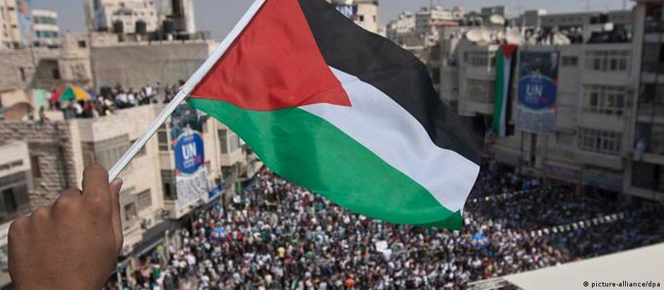 Bandeira palestina é exibida durante manifestação em Ramallah, em 2011