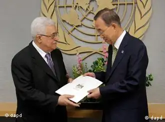 Mahmoud Abbas, pres. de Palestina (izqu.) entrega la petición a secretario general de la ONU.