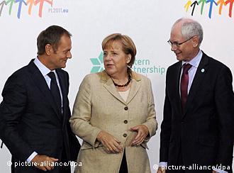 Angela Merkel mit Ronald Tusk und Herman van Rompuy (Foto: dpa)