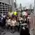 Eine große Menschengruppe marschiert auf der Brooklyn Bridge (Foto: dapd)