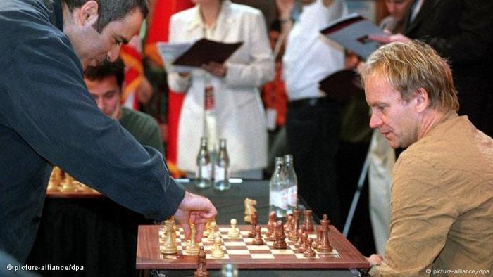 Garry Kasparow (left) plays chess against Sting in 2000 in New York (Photo: picture-alliance/dpa)