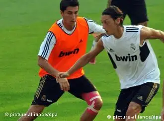 ©ChinaFotoPress/MAXPPP - GUANGZHOU, CHINA - AUGUST 01: (CHINA OUT) German-born Turkish footballer Nuri Sahin (L) of the Real Madrid competes with Mesut Ozil of Real Madrid during a training session at Tianhe Sports Center on August 1, 2011 in Guangzhou, China. (Photo by Wei Hui/ChinaFotoPress)***_***419916284