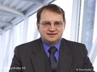 Bernhard Grill, Drejtor i Institutit Fraunhofer për Qarqet e Integruara - shikon drejt kameres Bernhard Grill, Drejtor i Institutit Fraunhofer për Qarqet e Integruara - shikon drejt kameres