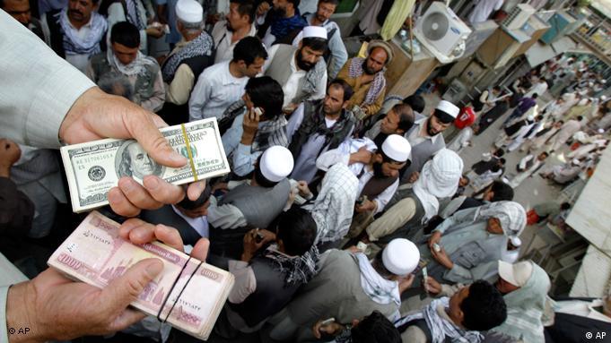 Ein afghanischer Geldwechsler bietet Afghani und US-Dollar an (Foto:ap)