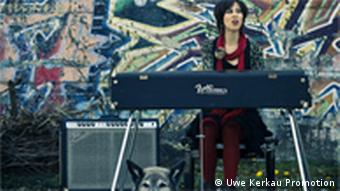 Olivia Trummer mit Piano auf der Straße (copyright: Uwe Kerkau Promotion)