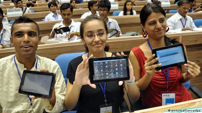 Indische Studenten zeigen den neuen Tablet-Computer (Foto: EPA/STR)
