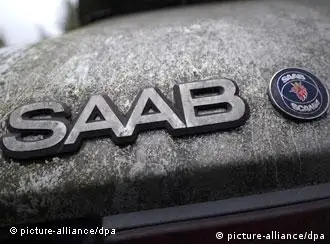 ARCHIV - Das Saab-Firmenlogo ist am 07.09.2011 auf der Heckklappe eines älteren Saab 900 auf dem Gelände einer Autowerkstadt in Hamburg zu sehen. Der seit langem angeschlagene Autohersteller Saab steht erneut vor akuten Finanzproblemen. Wie Eine Unternehmenssprecherin am Mittwoch (12.10.2011) angab, sind zugesagte und dringend benötigte 640 Millionen Kronen (70 Mio Euro) Überbrückungshilfen vom chinesischen Autokonzern Youngman noch nicht in Schweden eingegangen. Grund sei die ausstehende Behördengenehmigung aus Peking, die man bis Ende der Woche erwarte. Foto: Christian Charisius dpa +++(c) dpa - Bildfunk+++