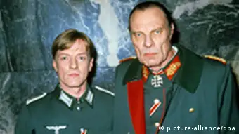 Manfred Zapatka (li.) und Thomas Holtzmann (re.) während der Dreharbeiten zum Film Fabrik der Offiziere (April 1989)