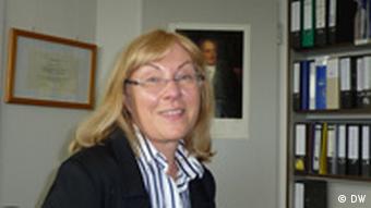 Prof. Dr. Monika Schlachter, Vize-Präsidentin des Europäischen Sozialrechtsausschusses, in ihrem Büro an der Universität Trier (Foto: DW/Daphne Grathwohl)