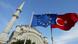 H ευρωπαϊκή και η τουρκική σημαία μπροστά από ένα τζαμί στην Κωνσταντινούπολη H ευρωπαϊκή και η τουρκική σημαία μπροστά από ένα τζαμί στην Κωνσταντινούπολη