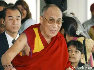 达赖喇嘛在东京成田机场的镜头