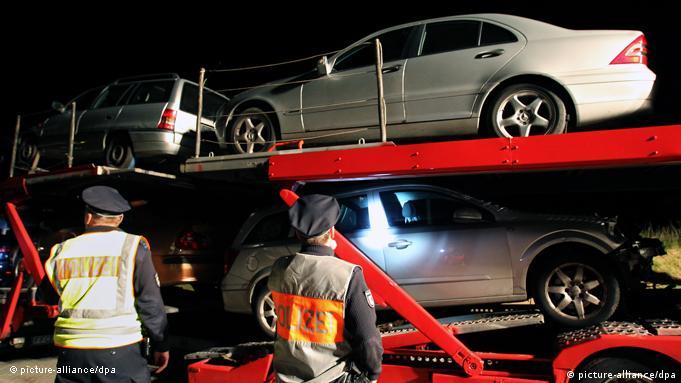 La policía alemana inspecciona un camión transportador de coches sospechoso en la autopista A20, cerca de Wismar.