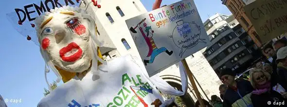 ###Nicht für Flash-Galerien geeignet!### Ein Teilnehmer einer Demonstration gegen Macht der Finanzmaerkte in einem Karnevalskostuem haelt am Samstag (15.10.11) auf dem Chlodwigplatz in Koeln (Nordrhein-Westfalen) ein Megaphon. Mehrer Personen versammelten sich am Samstag in Koeln, um gegen die Macht der Finanzmaerkte und Banken zu protestieren. (zu dapd-Text) Foto: Hermann J. Knippertz/dapd