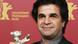 Jafar Panahi mit dem 2006 auf der Berlinale gewonnenen Silbernen Bären (Foto: AP) Jafar Panahi mit dem 2006 auf der Berlinale gewonnenen Silbernen Bären (Foto: AP)